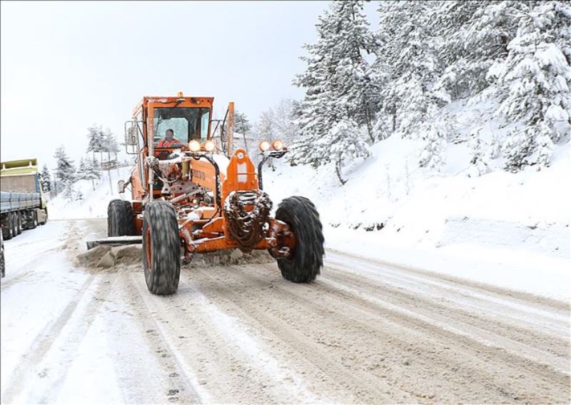 Karabük-Bartın karayolunda sürücüler kardan dolayı zor anlar yaşıyor