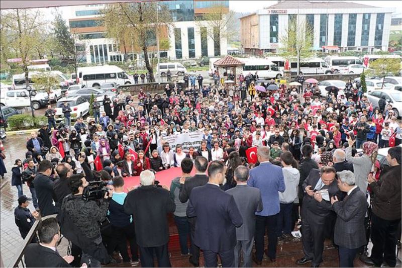 Öğrencilerden Mehmetçik vakfına 86 bin TL bağış