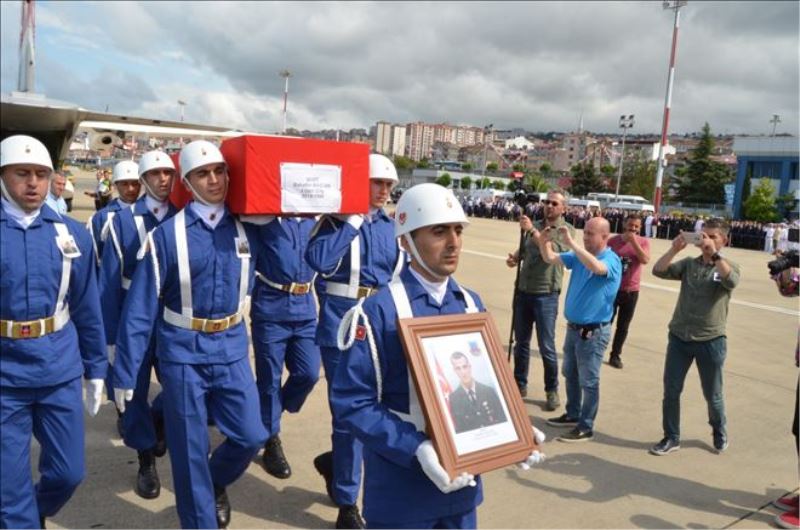 Şehit Uzman Çavuş Bahattin Baştan´ın cenazesi askeri uçakla Trabzon´a getirildi