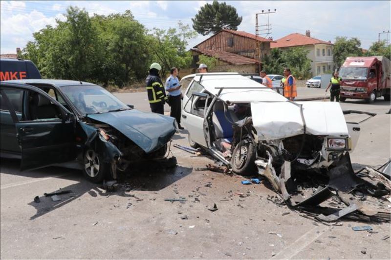 Karabük´te otomobiller kafa kafaya çarpıştı: 1 ölü, 7 yaralı