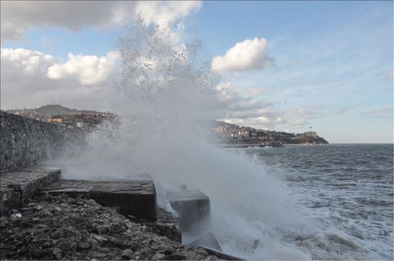 Zonguldak´ta dev dalgalar 7 metrelik istinat duvarını aştı