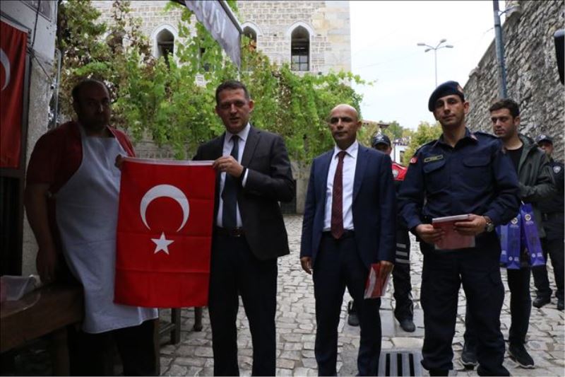 Osmanlı kentinde Mehmetçik´e destek için Türk bayrağı dağıtıldı