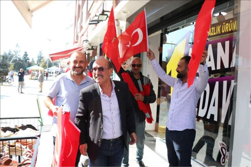 Gazeteciler, Barış Pınarı Harekatı´na destek için esnafa Türk bayrağı dağıttı