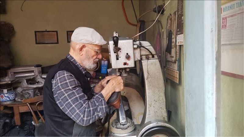  86 yaşındaki ayakkabı tamircisi, tükenmeye yüz tutmuş mesleğiyle direniyor