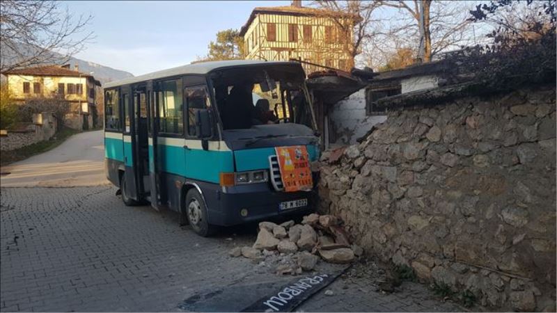 Yolcu minibüsü duvara çarptı: 2 yaralı
