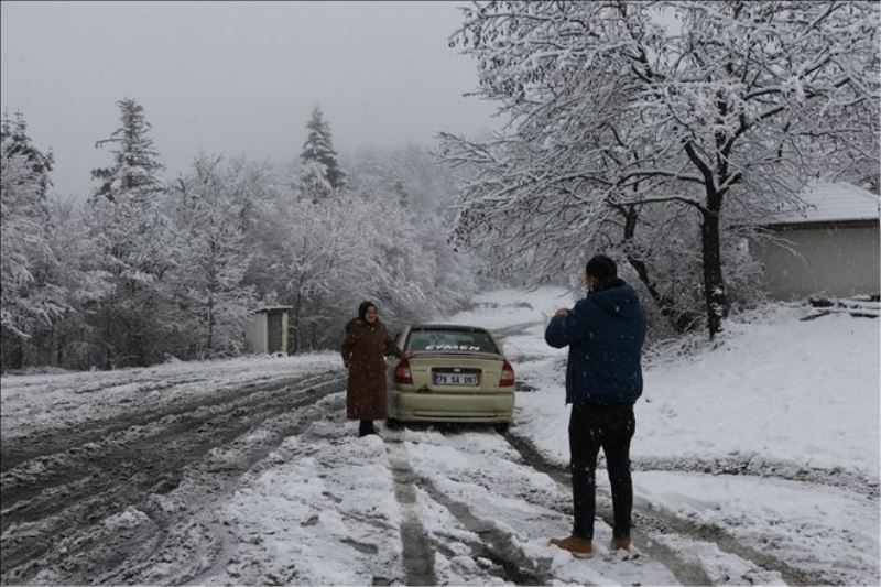 Karabük - Bartın Karayolunda kar yağışı etkili oluyor
