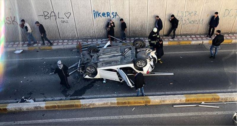 Otoyolda sıkıştırılan otomobil köprüden uçtu: 5 yaralı