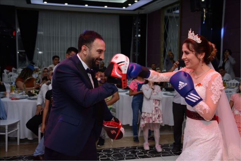 Kick-Boks Dünya ve Avrupa Şampiyonu, düğünü bırakıp gelinle boks yaptı