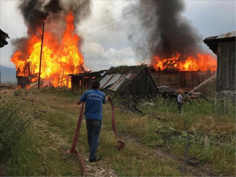 Bolu´da, kullanılmayan 3 köy evi alev alev yandı