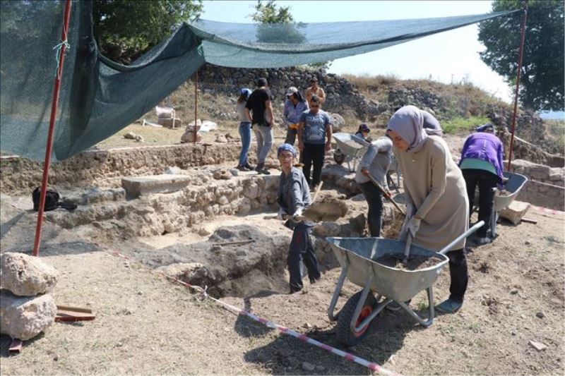 Antik çağın hac merkezindeki kazılarda 1800 yıllık sikke ve kemik tokalar ortaya çıktı