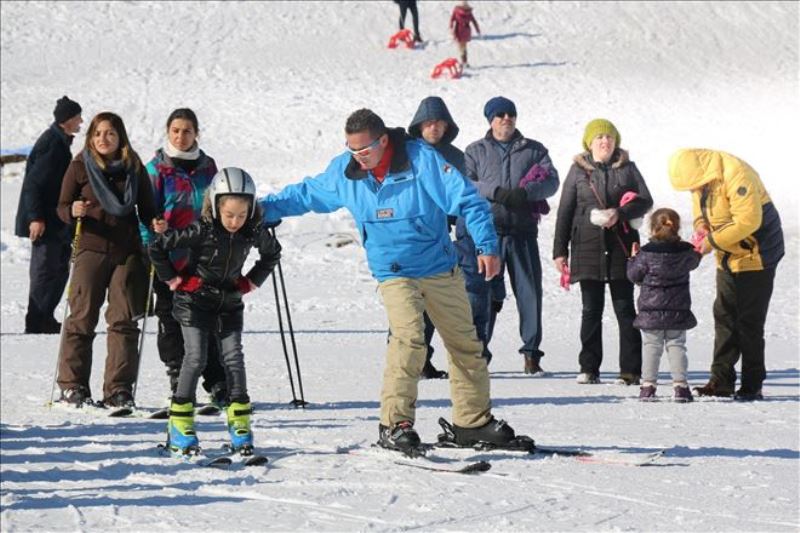 ´Antrenörüm Okulda´ projesi ile öğrenciler ücretsiz olarak kayak öğreniyor