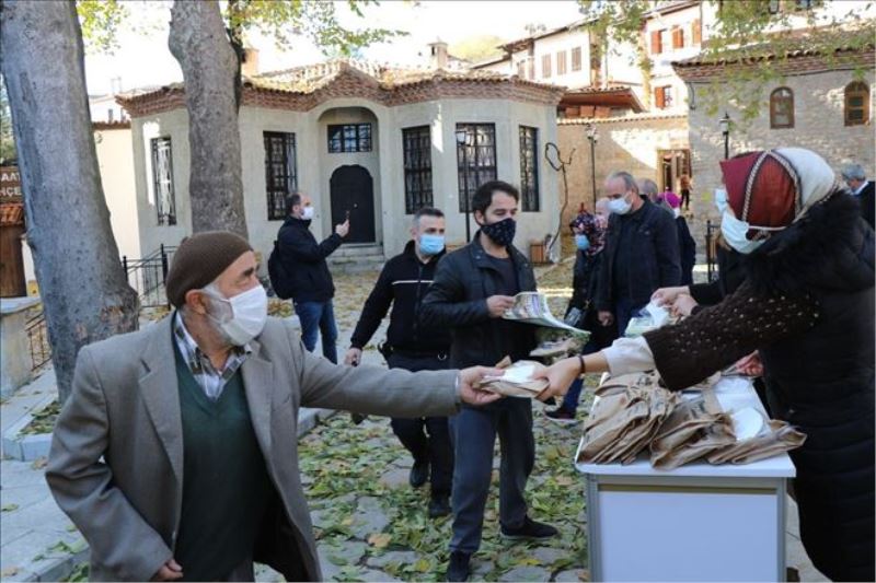 Safranbolu Belediyesi simit ve maske dağıtımına devam ediyor