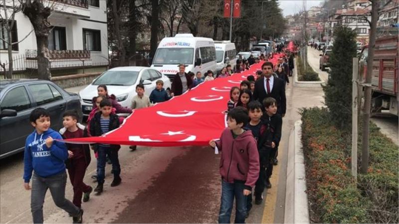Bolu´da, öğrenciler şehitler için 200 metrelik bayrakla yürüdü