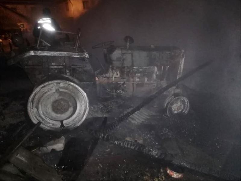 Karabük´te çıkan yangında 2 samanlık ve 1 traktör yandı