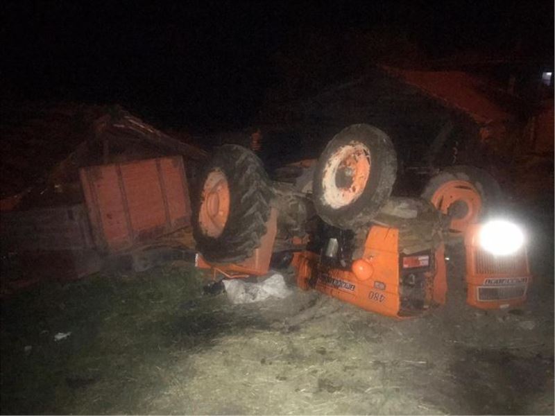 Balya yüklü traktör devrildi: 1 yaralı