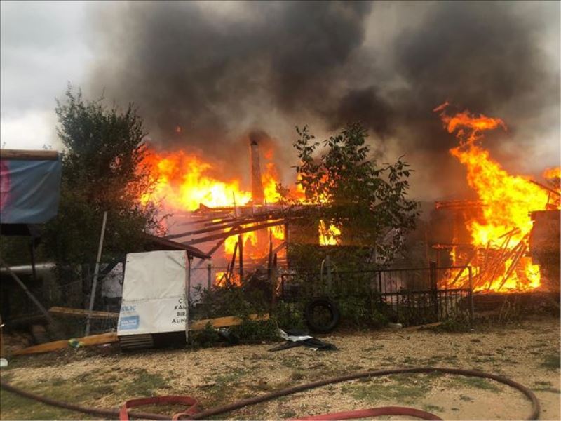 Karabük´te köy yangınında 2 katlı ev ve ambar alevlere teslim oldu