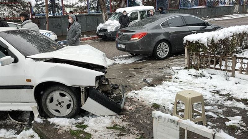 Kar Yağışı Beraberinde Kazaları Getirdi: 3 Kaza, 6 Yaralı