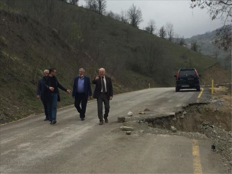 Köy yolu heyelan nedeniyle çöktü