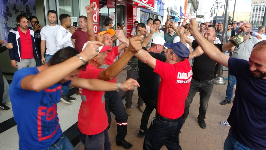 8 bin TL maaşı işçiler göbek atarak kutladı